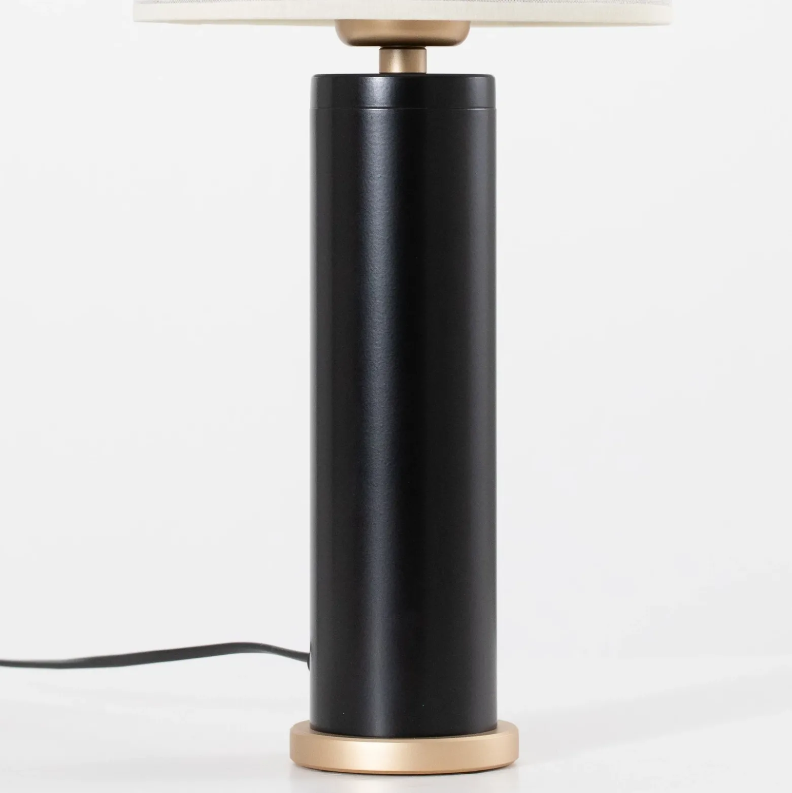 Lámpara de mesa Romina con pantalla de lino, base negra