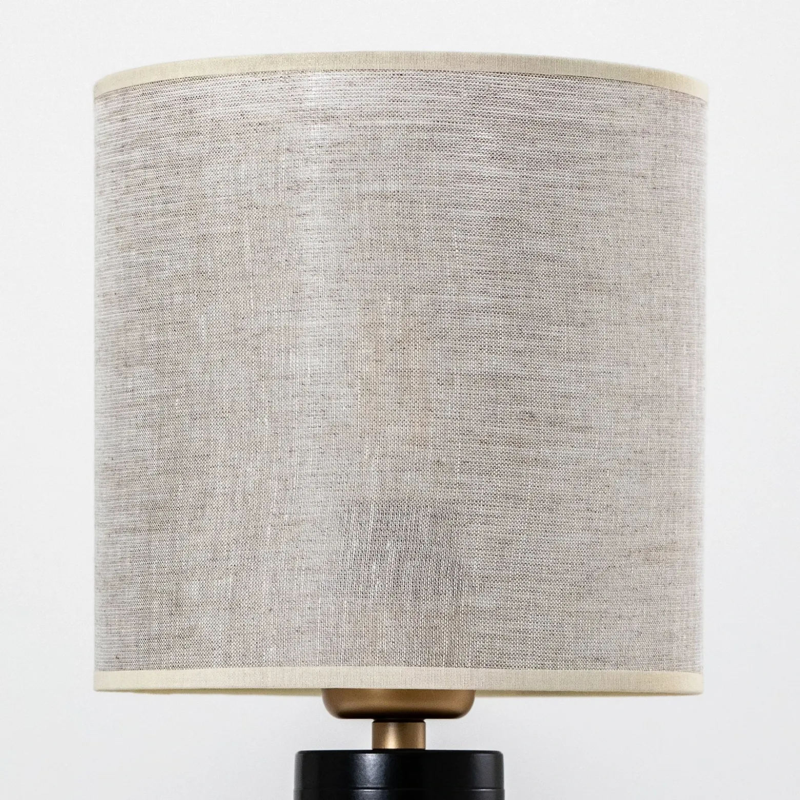 Lámpara de mesa Romina con pantalla de lino, base negra