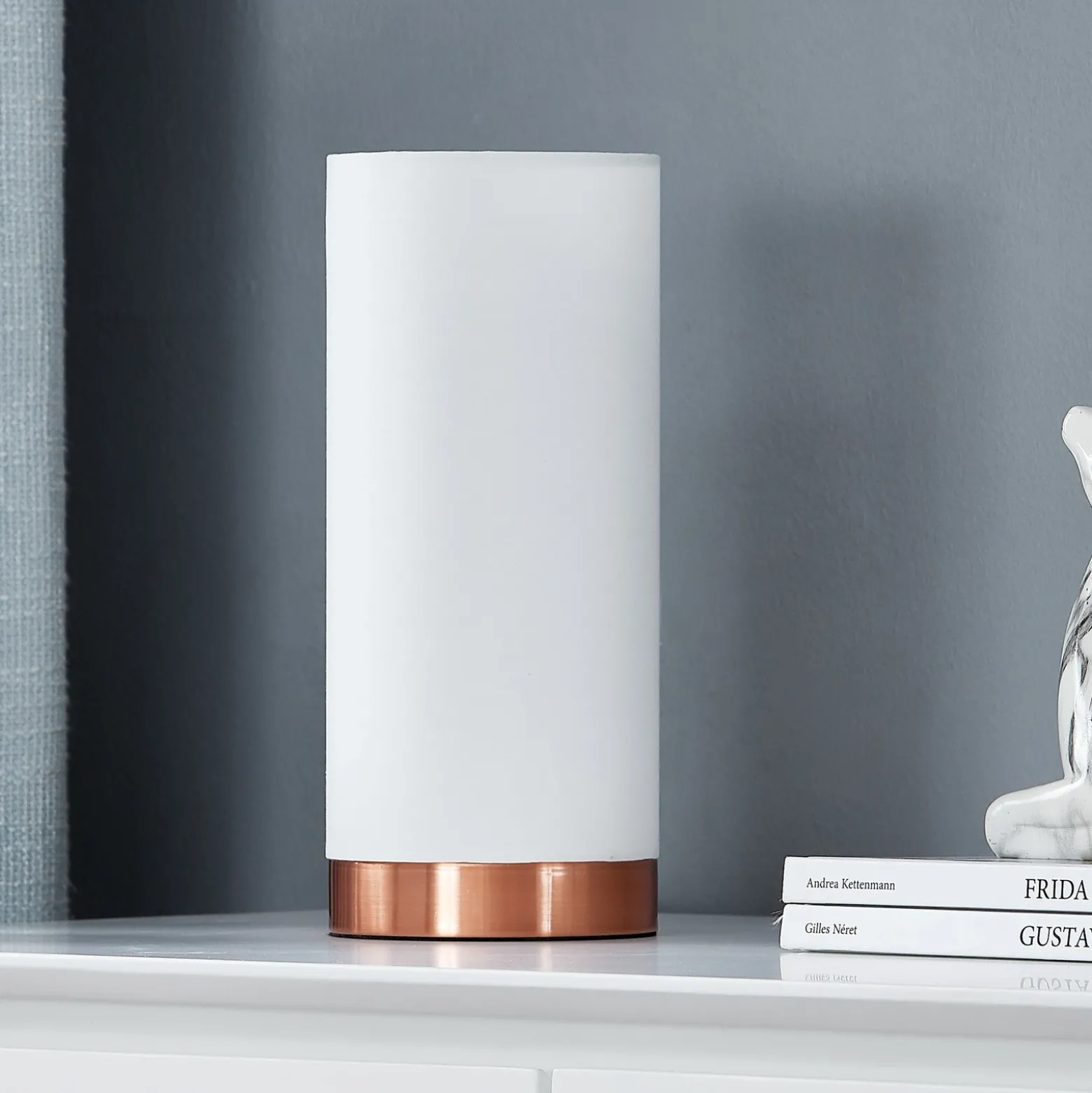 Lámpara de mesa Ronja blanca con base color cobre