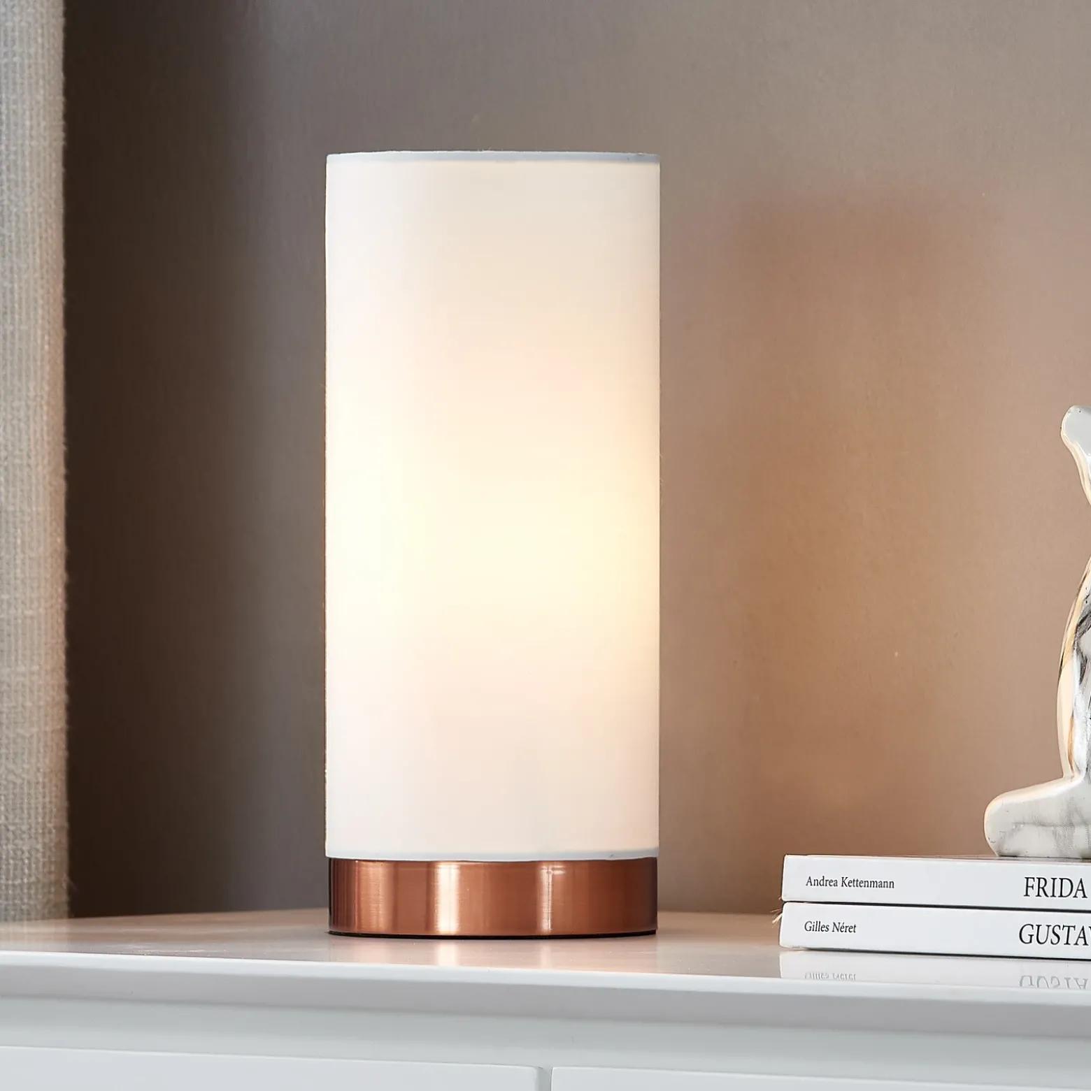 Lámpara de mesa Ronja blanca con base color cobre