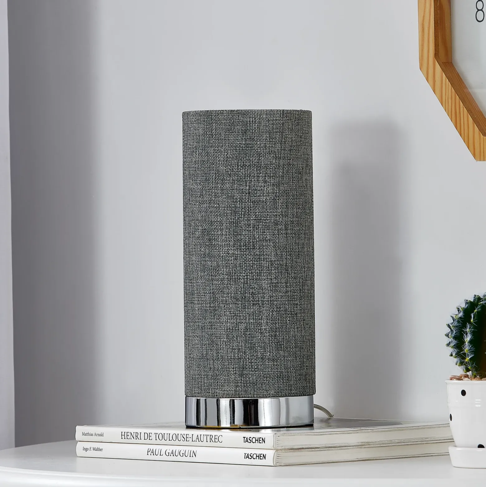 Lámpara de mesa Ronja gris con base cromada