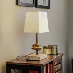 Lámpara de mesa Seregon con pantalla de tela, altura 39 cm
