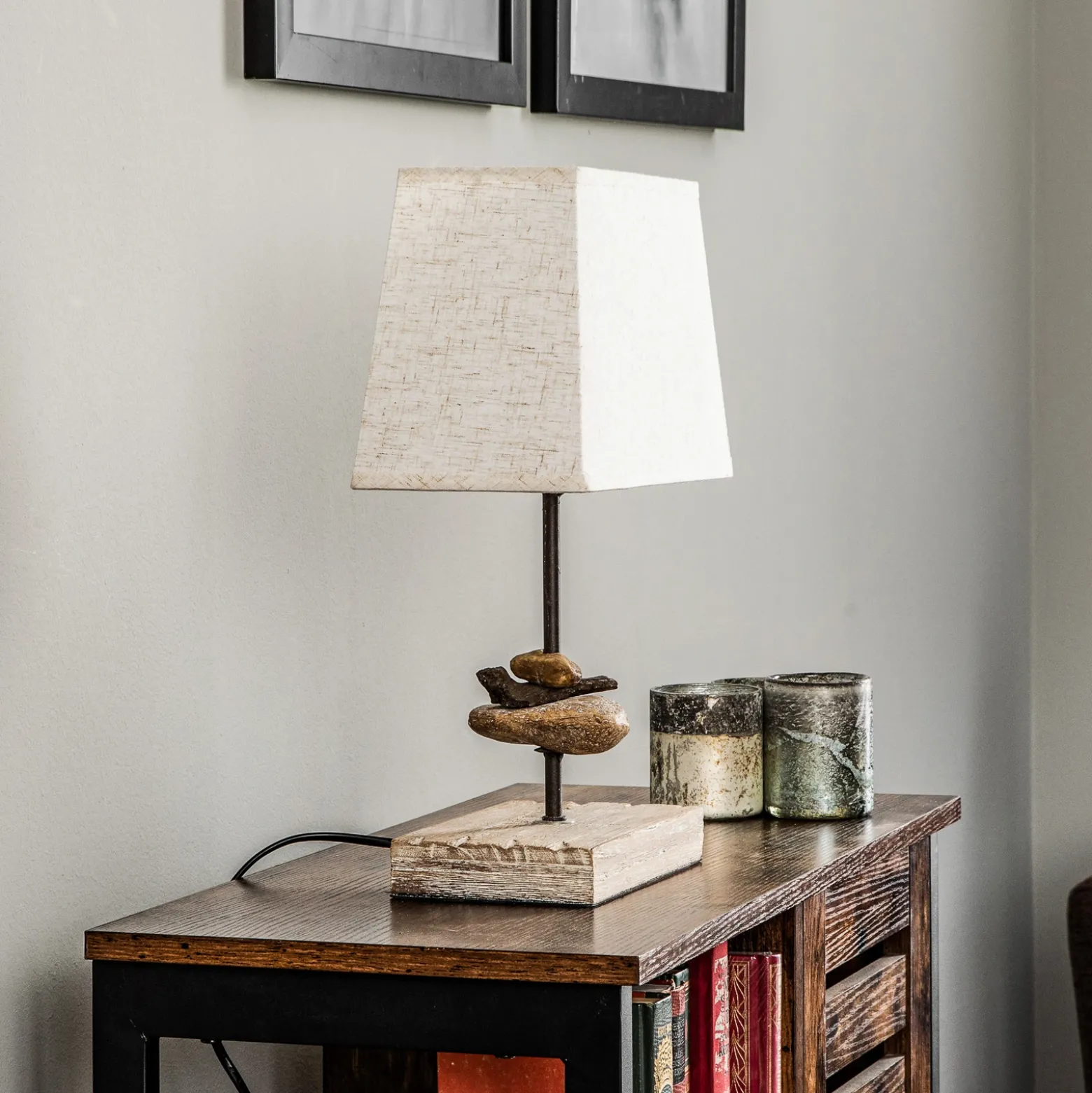 Lámpara de mesa Seregon con pantalla de tela, altura 39 cm
