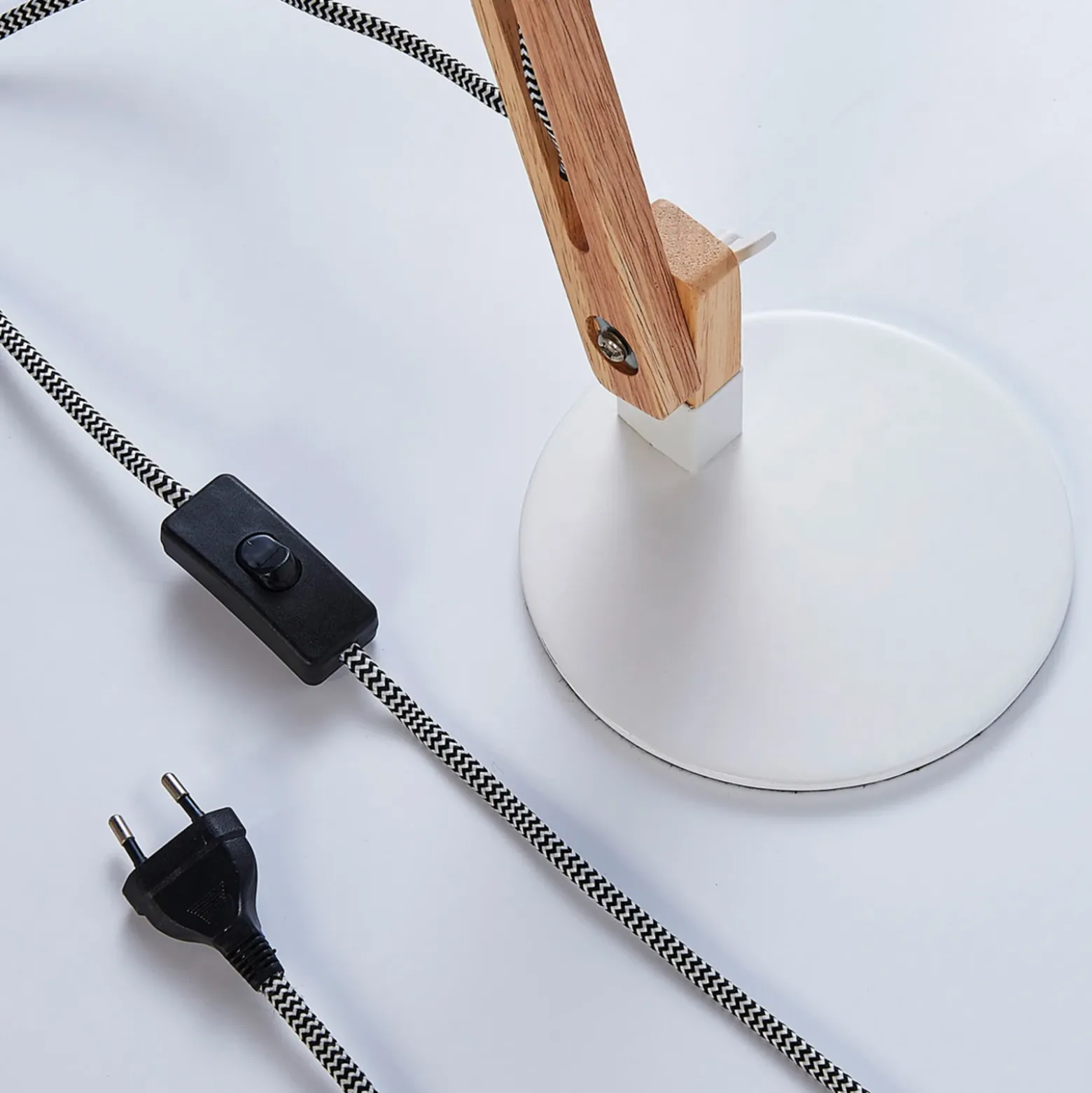 Lámpara de mesa Shivanja madera, pantalla blanca