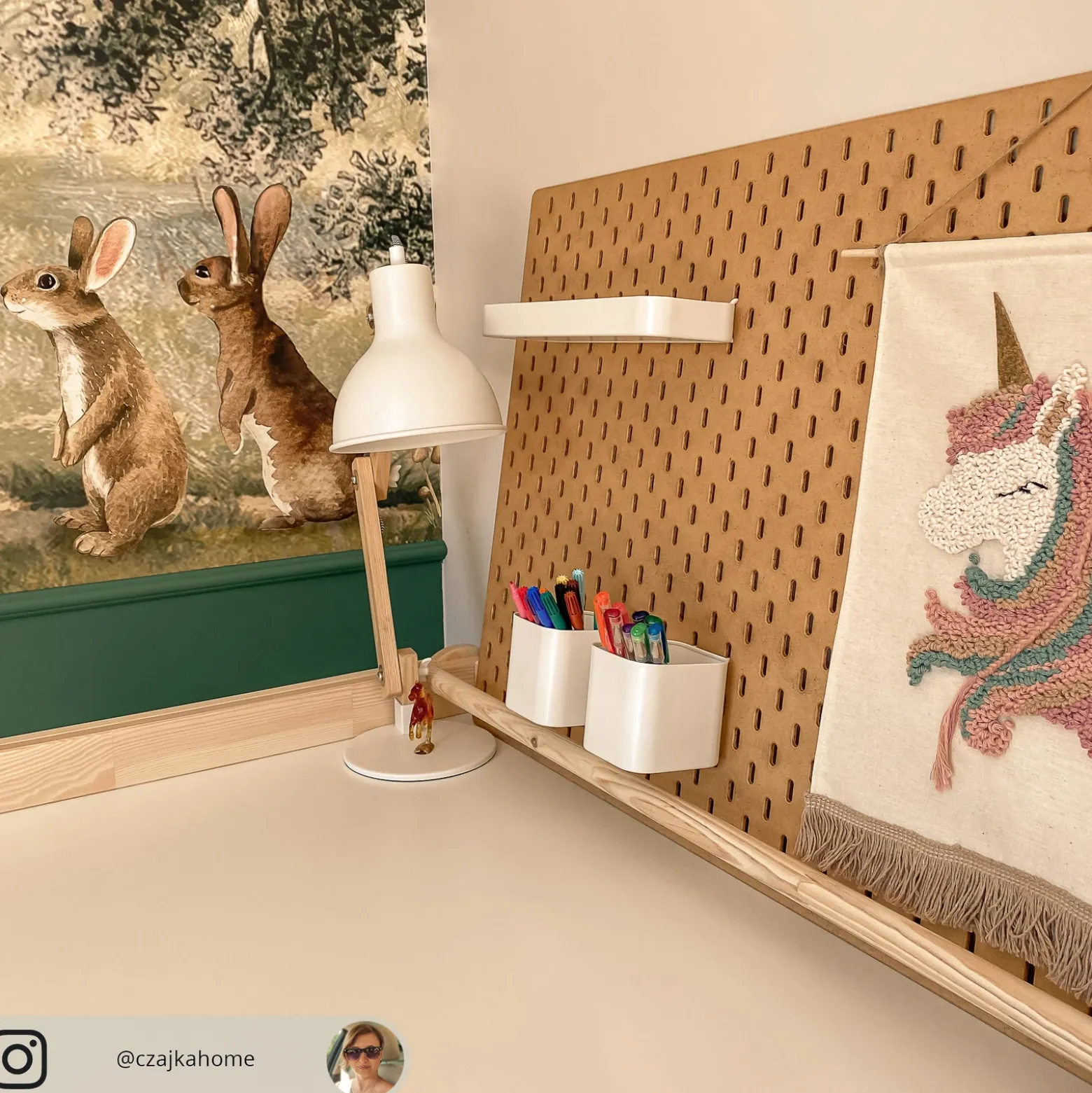 Lámpara de mesa Shivanja madera, pantalla blanca