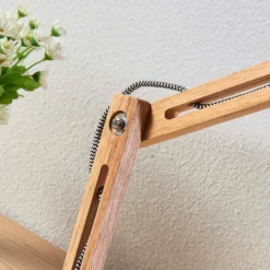 Lámpara de mesa Shivanja madera, pantalla blanca