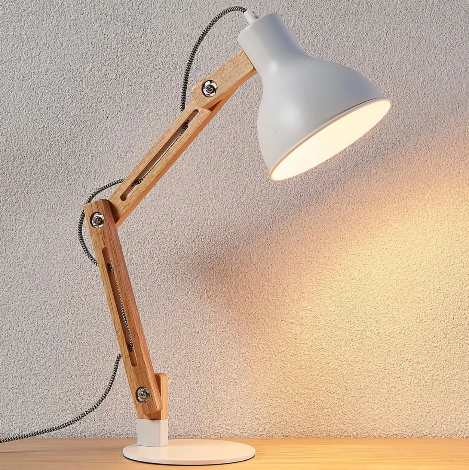 Lámpara de mesa Shivanja madera, pantalla blanca