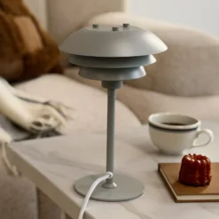 Lámpara de mesa SIXTEEN de Dyberg Larsen, gris, metal, E27