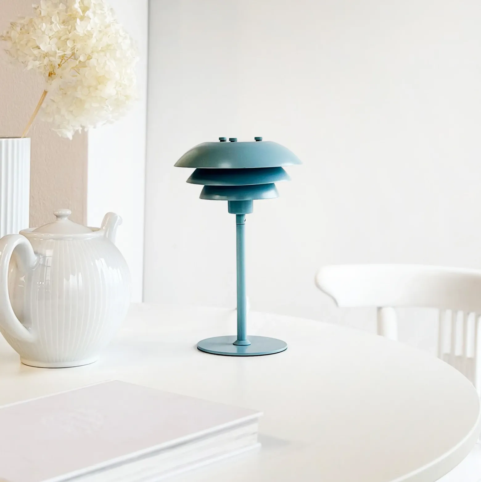 Lámpara de mesa SIXTEEN de Dyberg Larsen, azul hielo, metal, E27