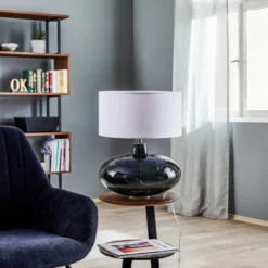 Lámpara de mesa Skien, pantalla blanca, base de cristal gris humo