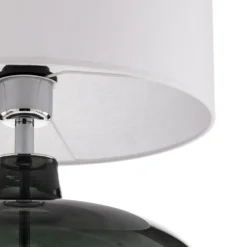 Lámpara de mesa Skien, pantalla blanca, base de cristal gris humo