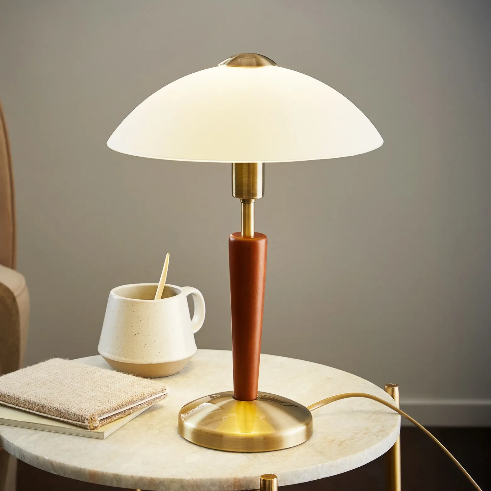 Lámpara de mesa SOLO 1, bruñida/nogal, altura 35 cm, metal/vidrio atenuable