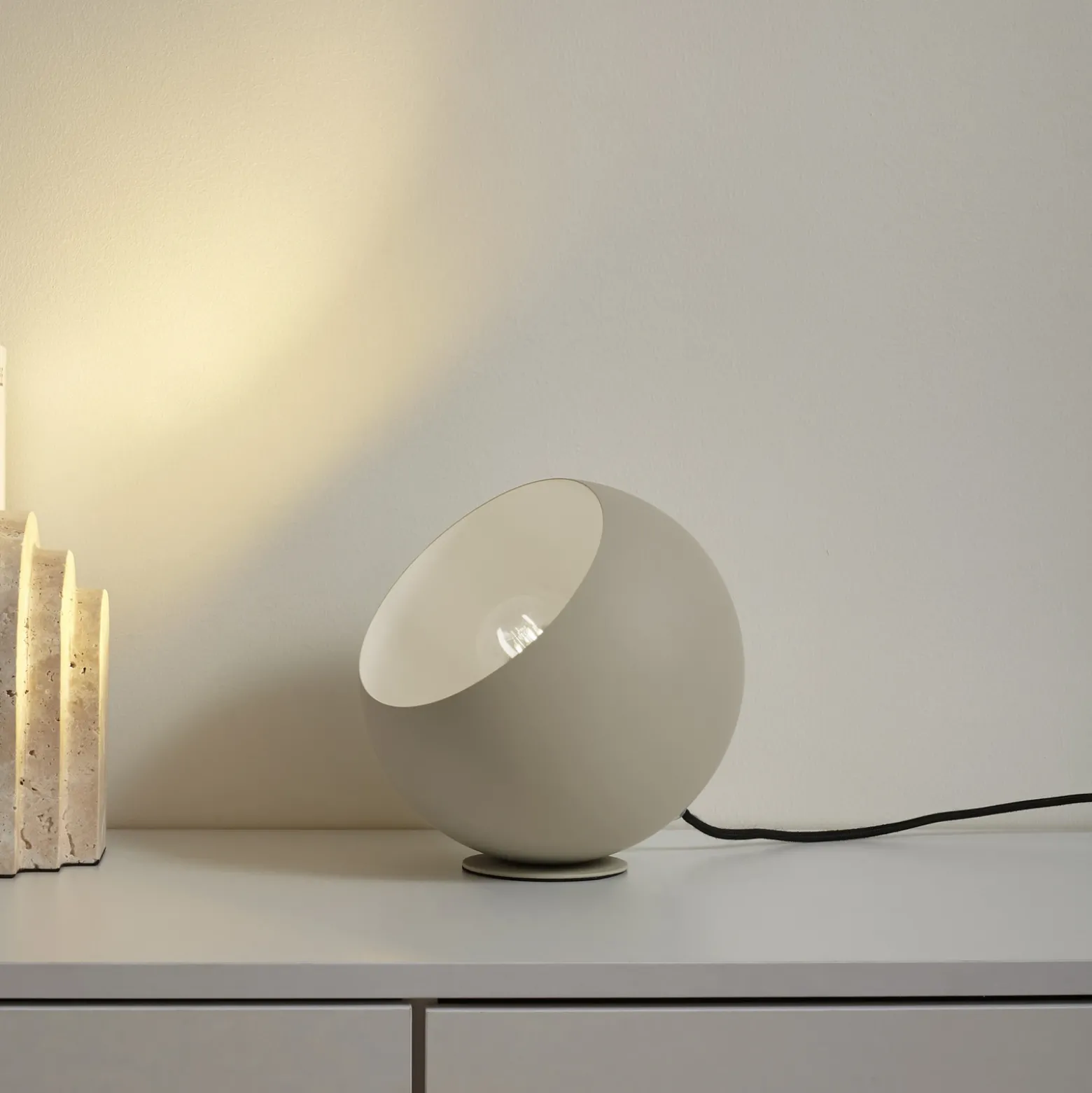 Lámpara de mesa Solomia de Lindby, beige, hierro, Ø 20 cm