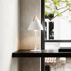 Lámpara de mesa Strap de metal con cinta de cuero, blanca
