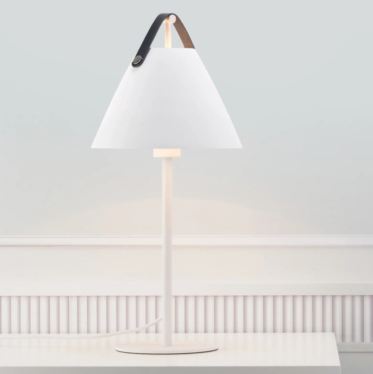 Lámpara de mesa Strap de metal con cinta de cuero, blanca