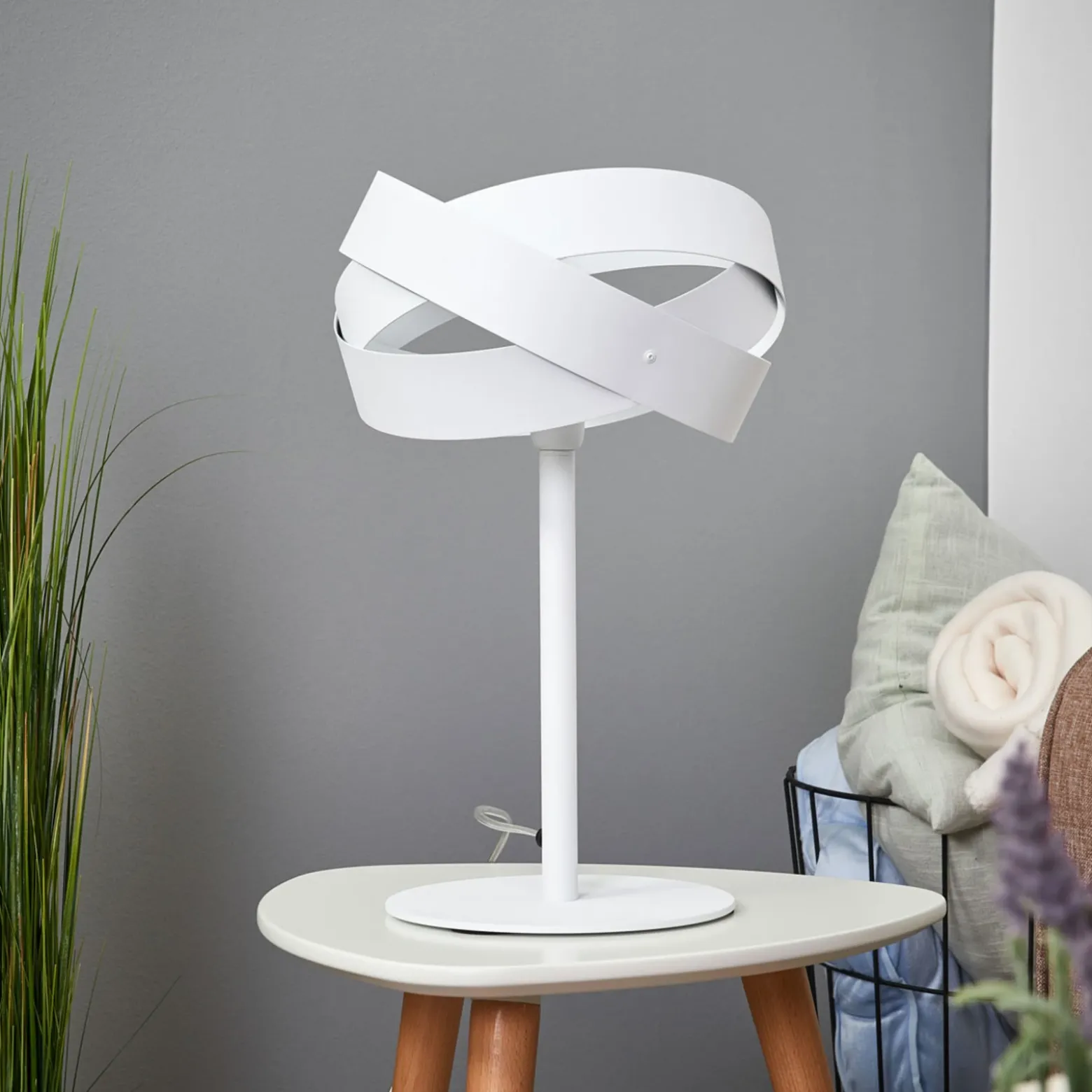 Lámpara de mesa Tornado de atractivo diseño
