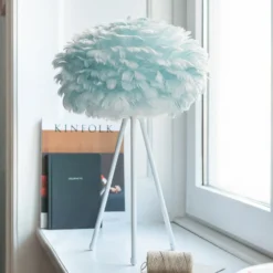 Lámpara de mesa UMAGE Eos mini, azul claro, con trípode blanco