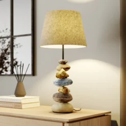 Lámpara de mesa Vera, pantalla de tela y decoración de piedra, 55 cm
