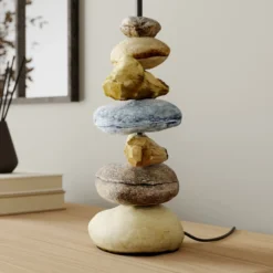 Lámpara de mesa Vera, pantalla de tela y decoración de piedra, 55 cm