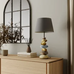 Lámpara de mesa Vera, pantalla de tela y decoración de piedra, 55 cm