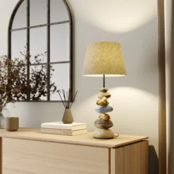 Lámpara de mesa Vera, pantalla de tela y decoración de piedra, 55 cm