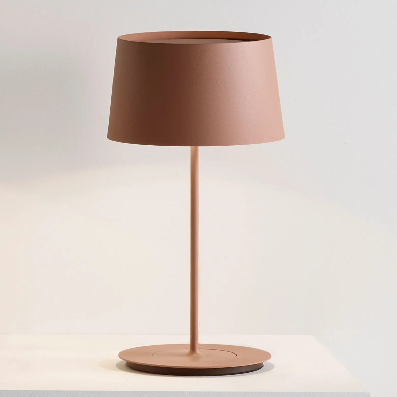 Lámpara de mesa Vibia Warm 4896, Ø 22 cm, marrón