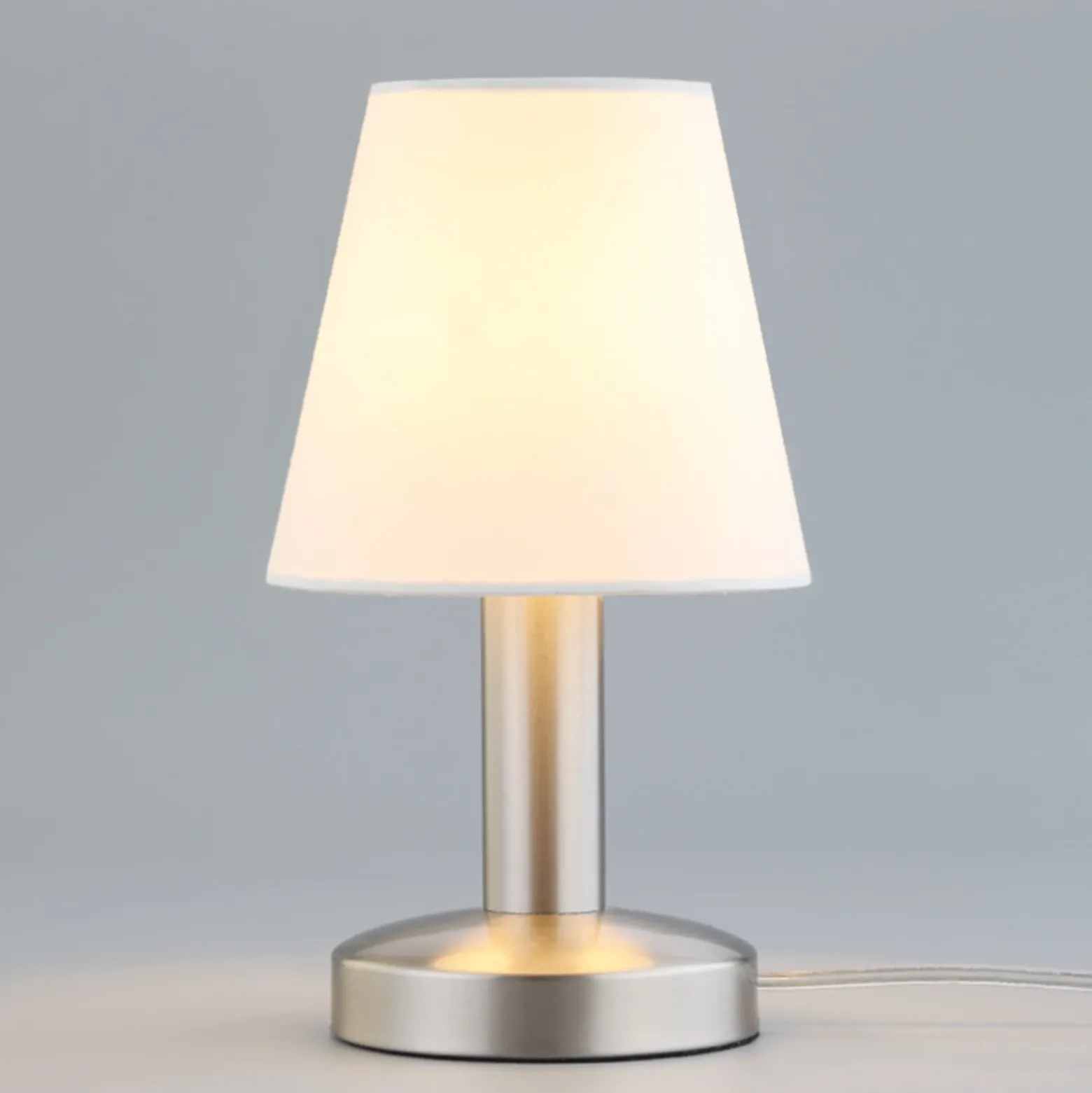 Lámpara de noche Hanno con pantalla de tela blanca