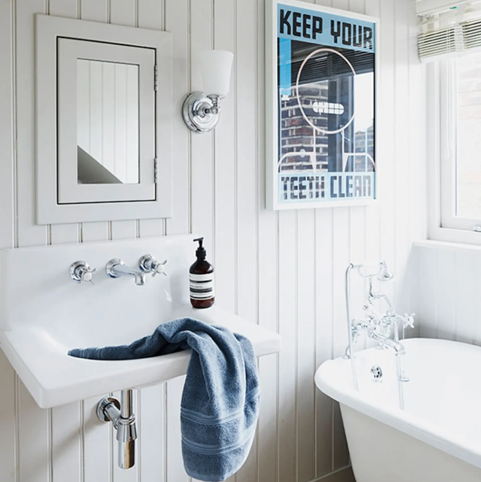 Lámpara de pared para baño Huguenot Lake, 1 brazo