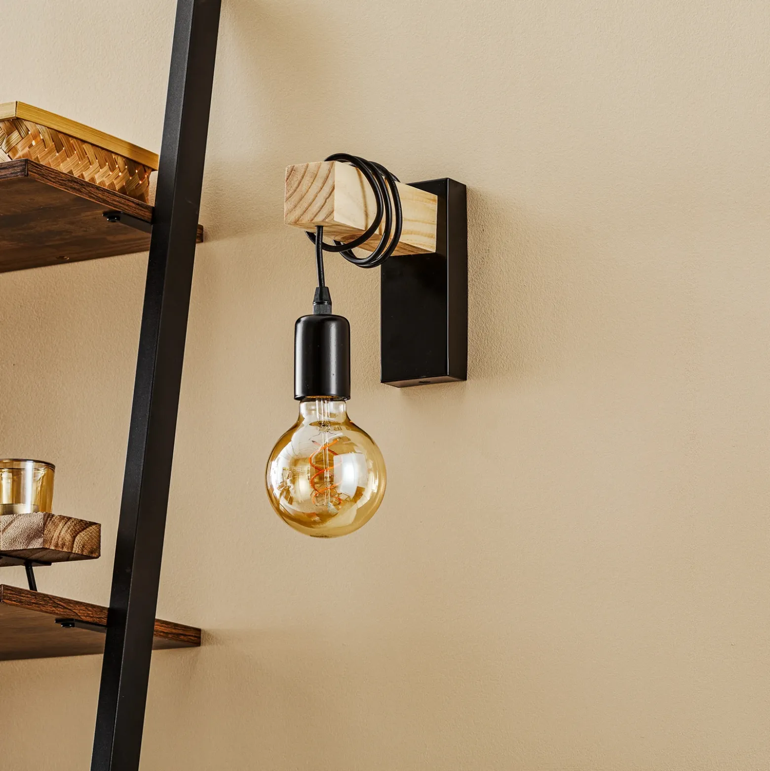 Lámpara de pared Townshend con elemento de madera