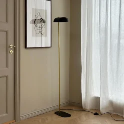 Lámpara de pie Arch de Dyberg Larsen, negro/latón, 143 cm