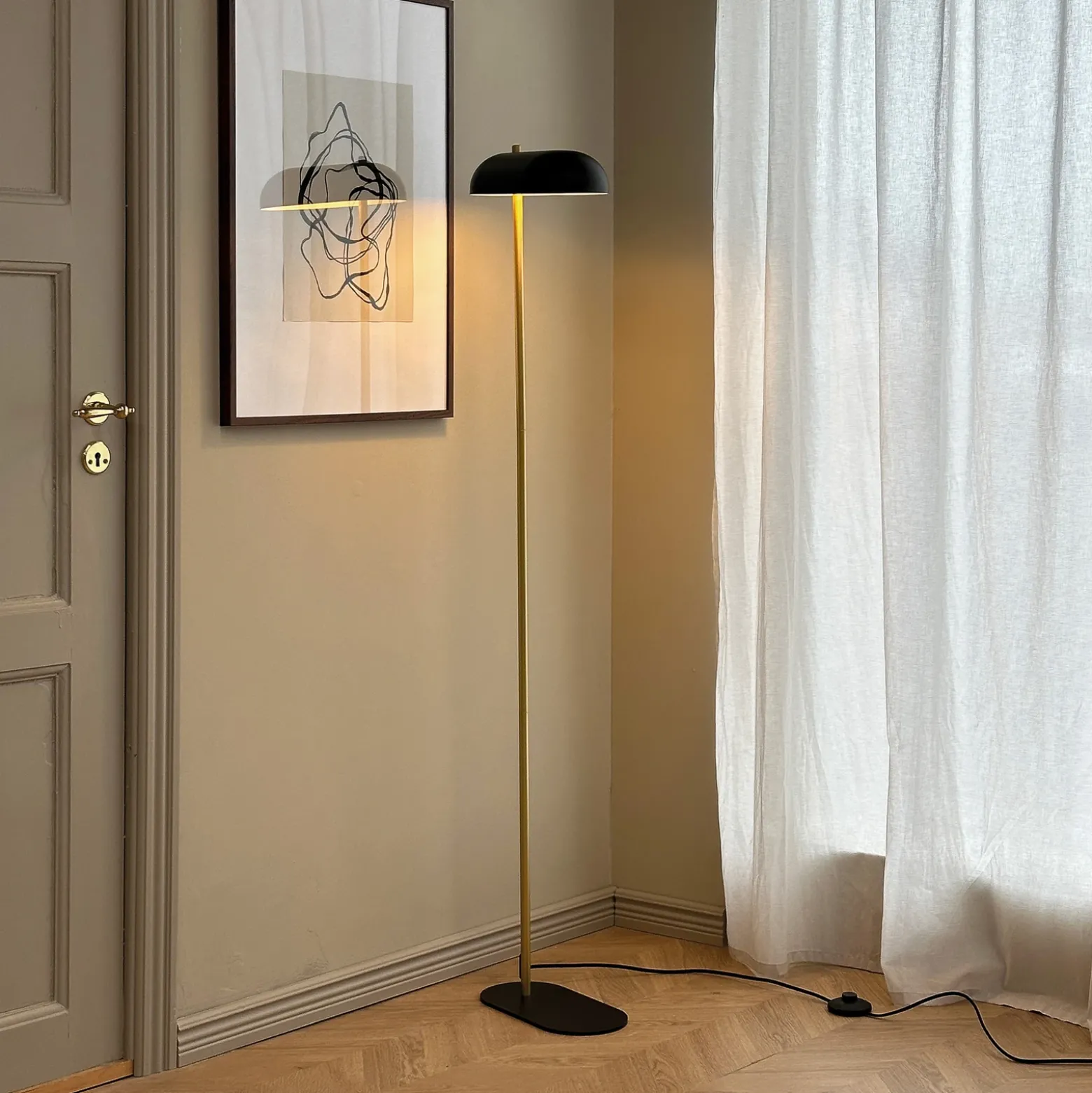 Lámpara de pie Arch de Dyberg Larsen, negro/latón, 143 cm