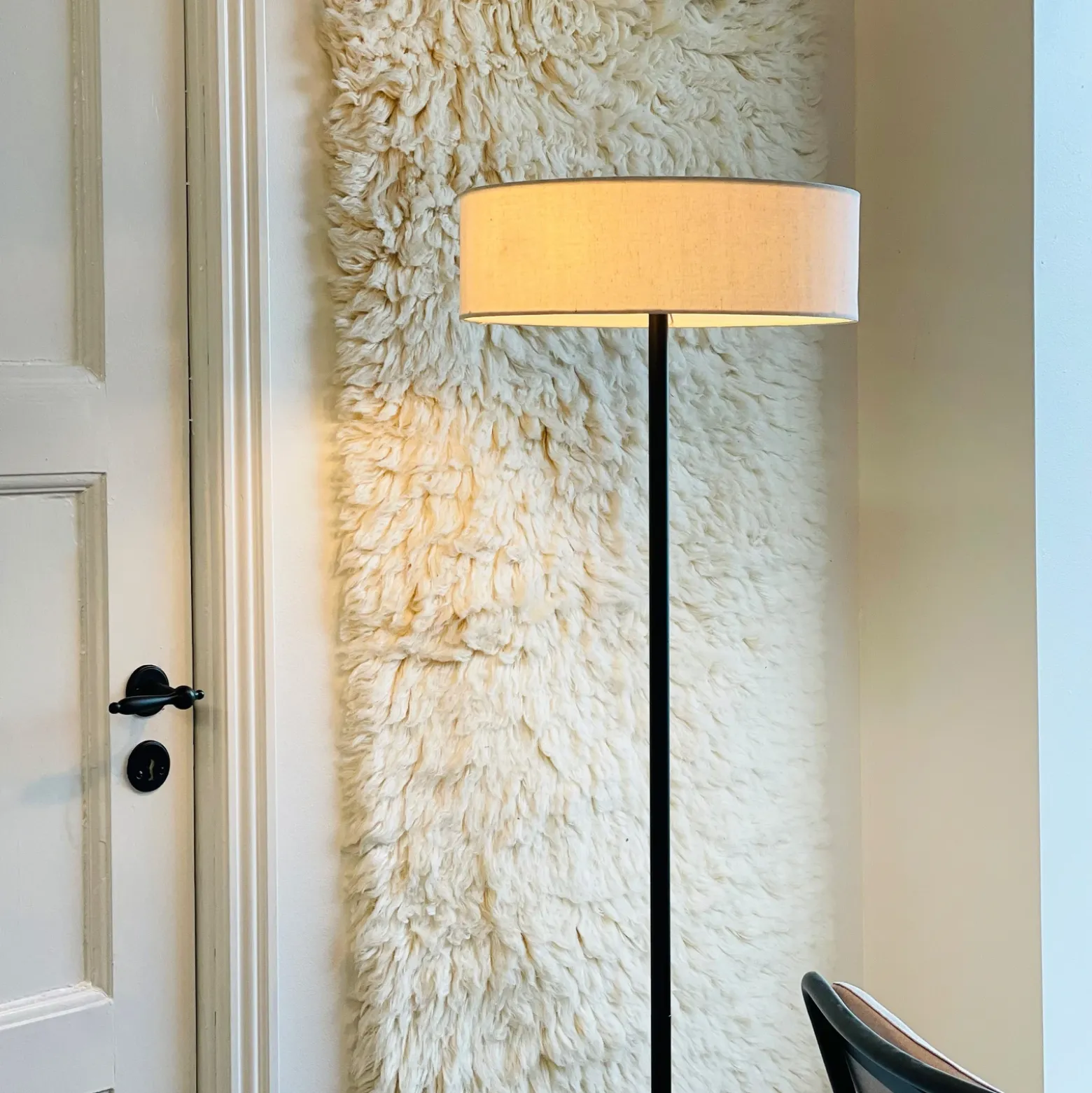 Lámpara de pie Calix de Dyberg Larsen, negro/color natural, 150 cm