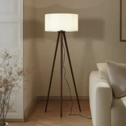 Lámpara de pie Charlia de Lindby, blanca, madera de nogal, altura 150 cm