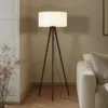 Lámpara de pie Charlia de Lindby, blanca, madera de nogal, altura 150 cm