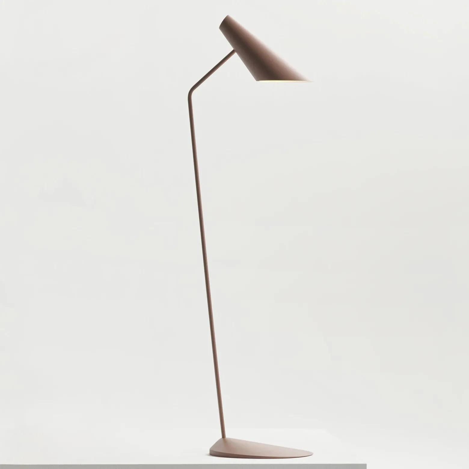 Lámpara de pie de diseño Vibia I.Cono 0712, beige