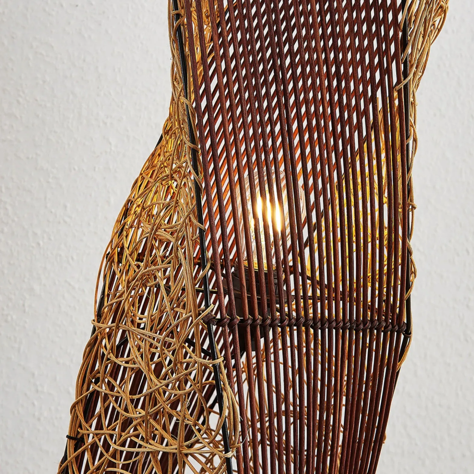 Lámpara de pie de ratán Kassia para luz acogedora