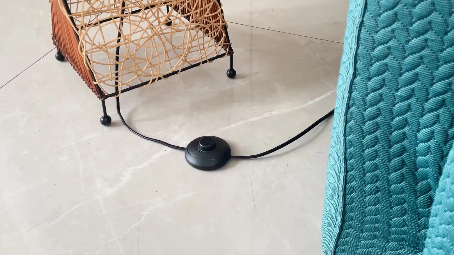 Lámpara de pie de ratán Kassia para luz acogedora