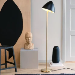 Lámpara de pie Dyberg Larsen Oulu, negro/latón, altura 128 cm