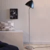 Lámpara de pie Dyberg Larsen Oulu, negro/acero, altura 128 cm