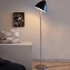 Lámpara de pie Dyberg Larsen Oulu, negro/acero, altura 128 cm