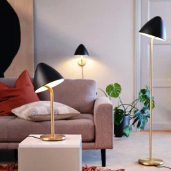 Lámpara de pie Dyberg Larsen Oulu, negro/latón, altura 128 cm