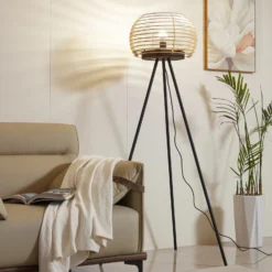 Lámpara de pie Ediz de Lindby, negra, madera, 159 cm de altura, E27