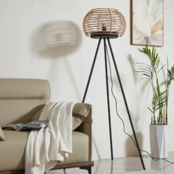 Lámpara de pie Ediz de Lindby, negra, madera, 159 cm de altura, E27
