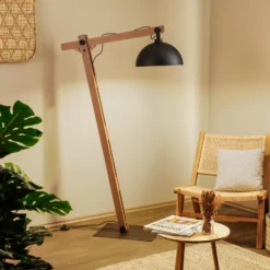 Lámpara de pie Envostar Stort con estructura de madera