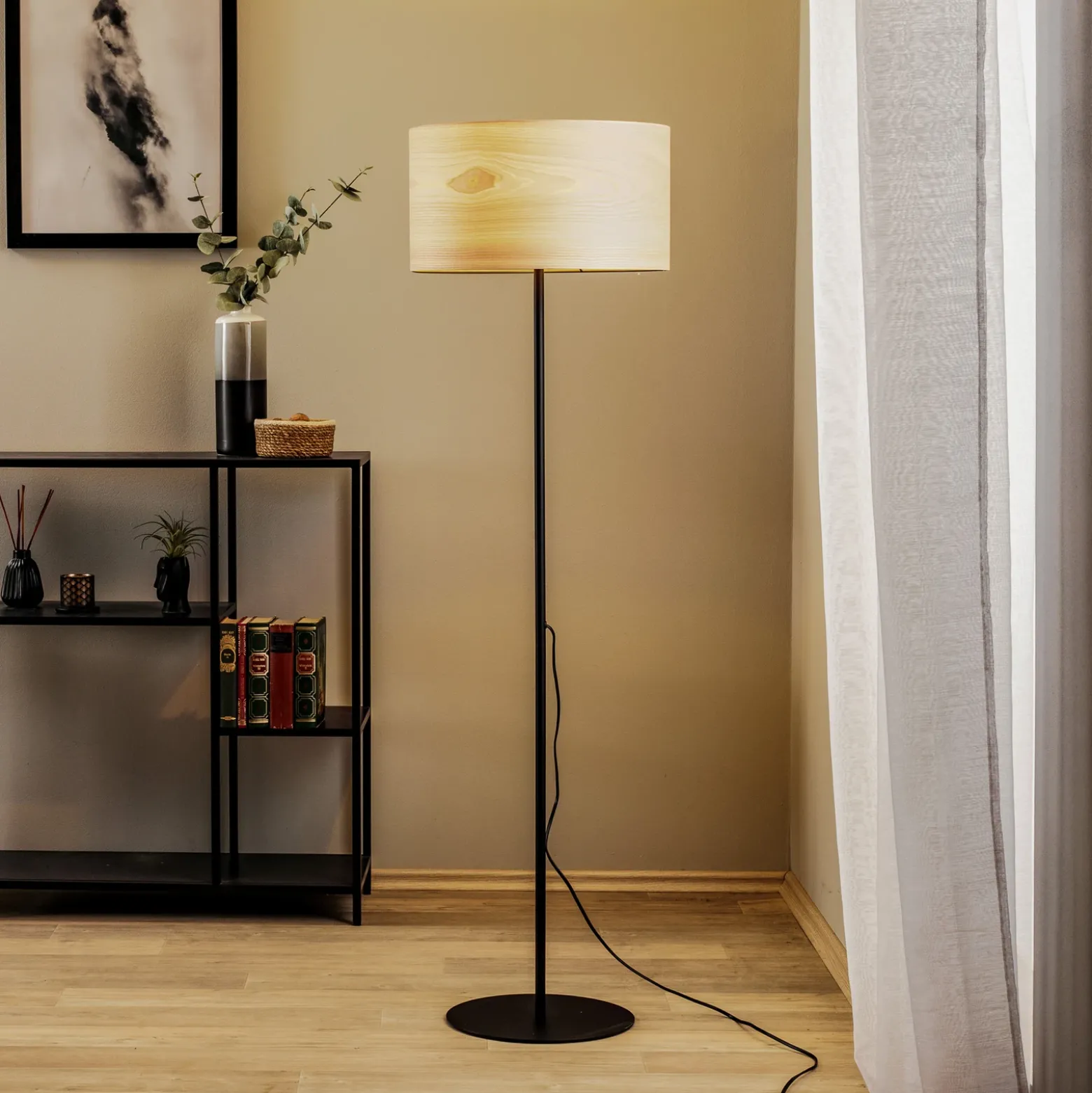 Lámpara de pie Envostar Veneer, madera maciza de fresno