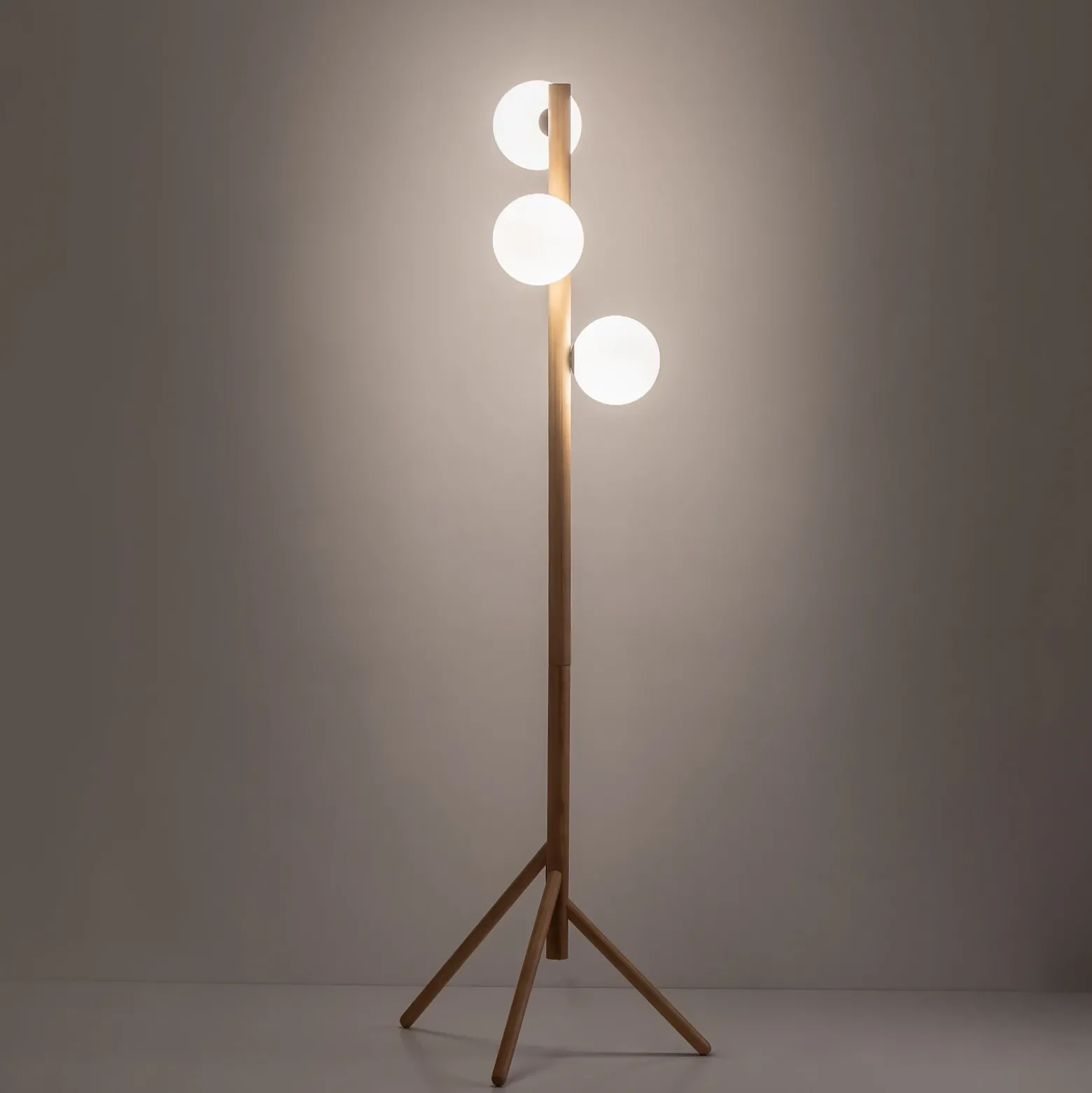Lámpara de pie Estera, cristal opalino, marco de madera, 132 cm, 3 luces