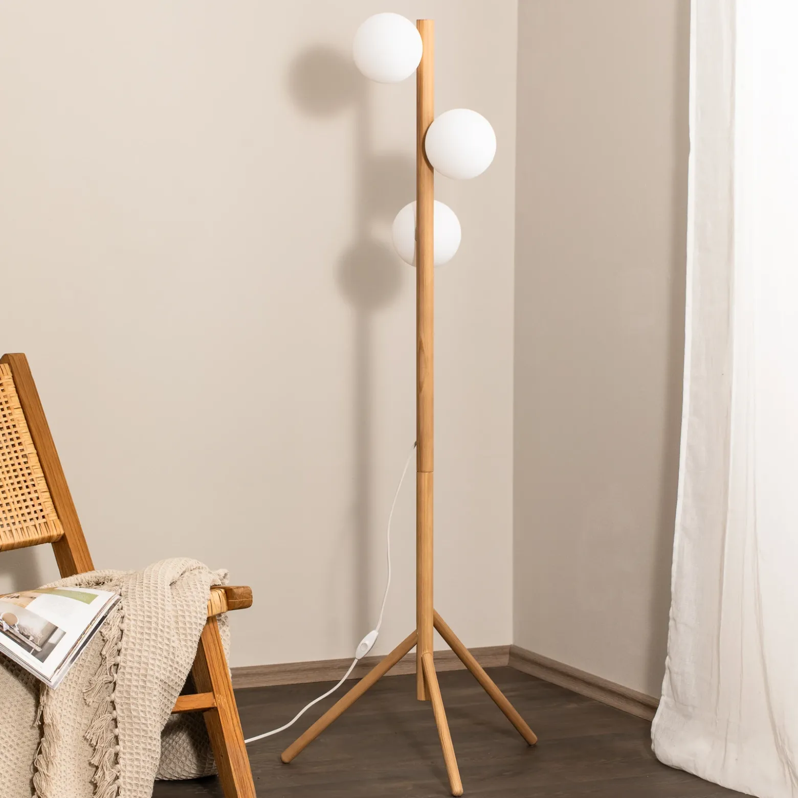 Lámpara de pie Estera, cristal opalino, marco de madera, 132 cm, 3 luces