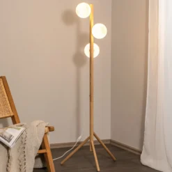 Lámpara de pie Estera, cristal opalino, marco de madera, 132 cm, 3 luces