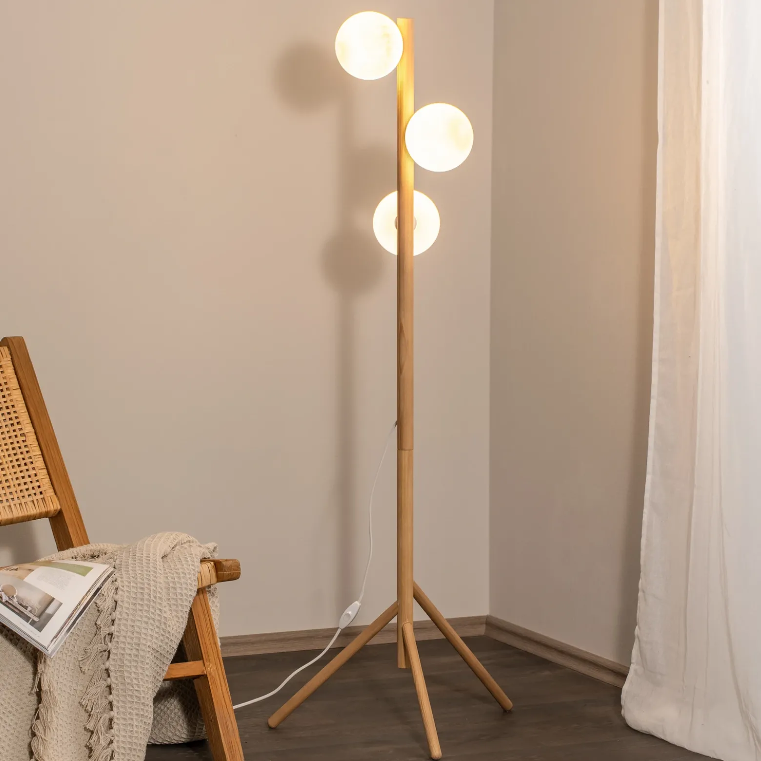 Lámpara de pie Estera, cristal opalino, marco de madera, 132 cm, 3 luces