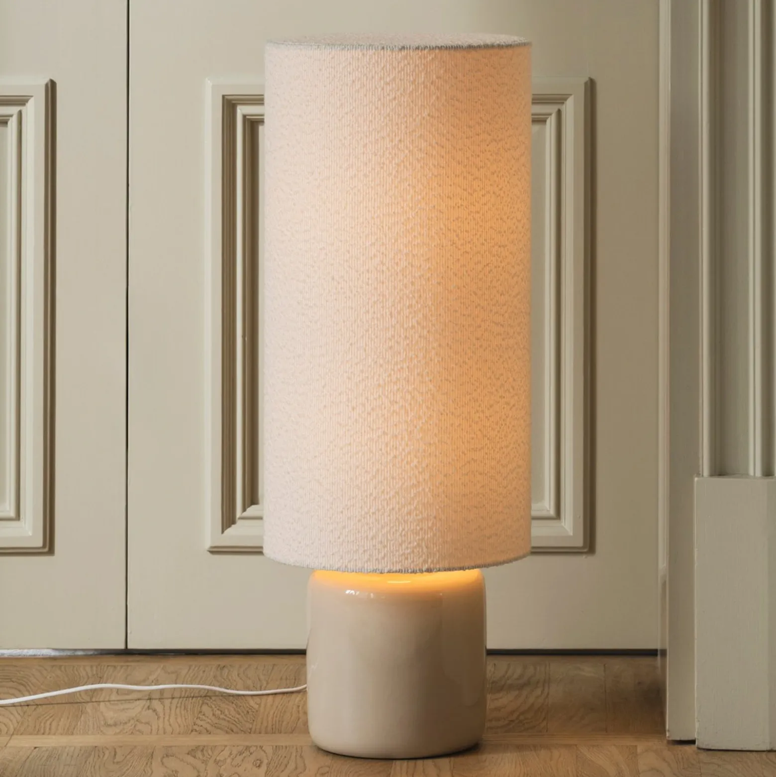 Lámpara de pie Florian de Globen Lighting, blanco/beige, altura 80 cm